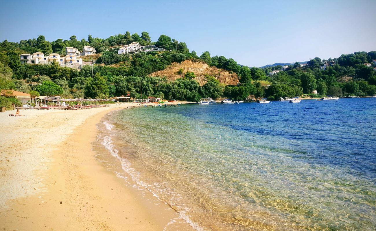 Tzaneria beach'in fotoğrafı parlak kum yüzey ile