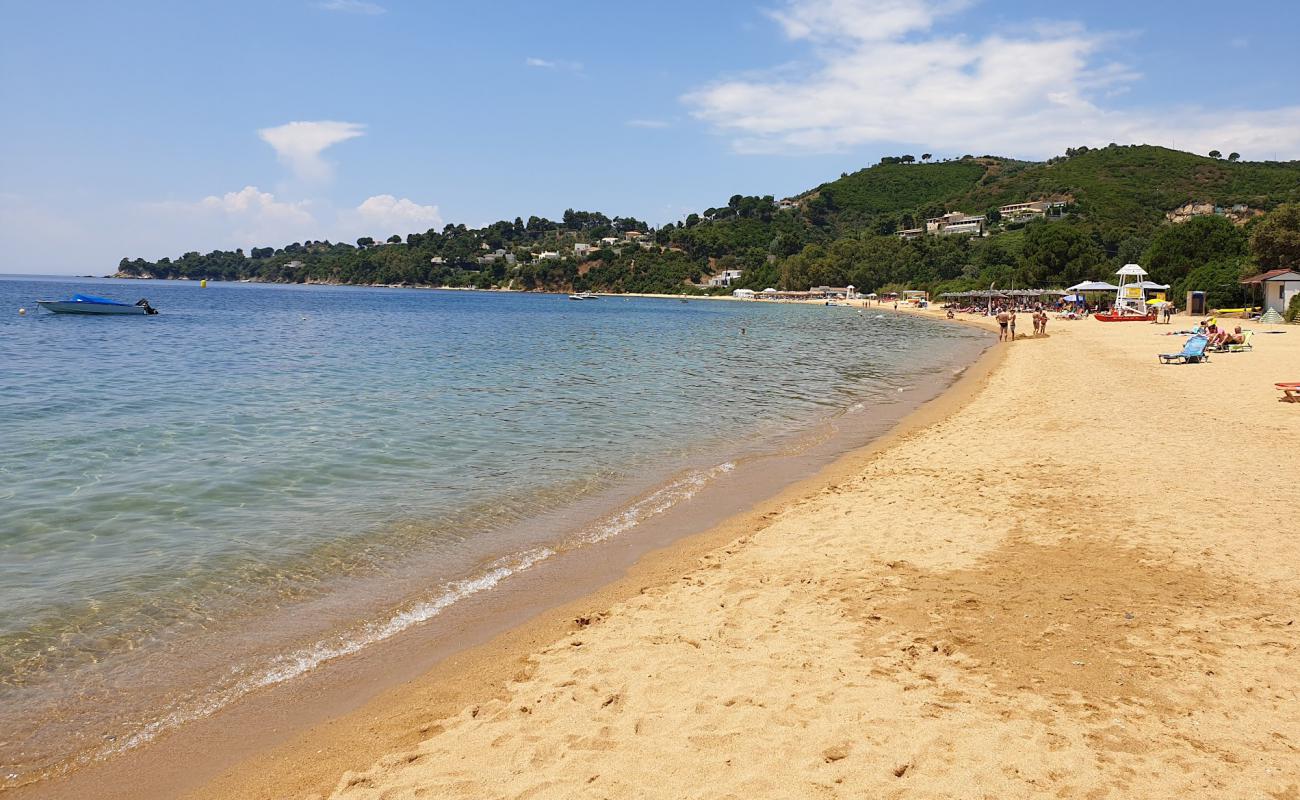 Agia Paraskevi beach'in fotoğrafı parlak kum yüzey ile