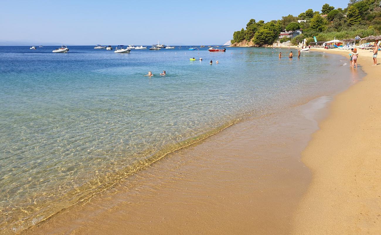 Troulos beach'in fotoğrafı i̇nce bej kum yüzey ile