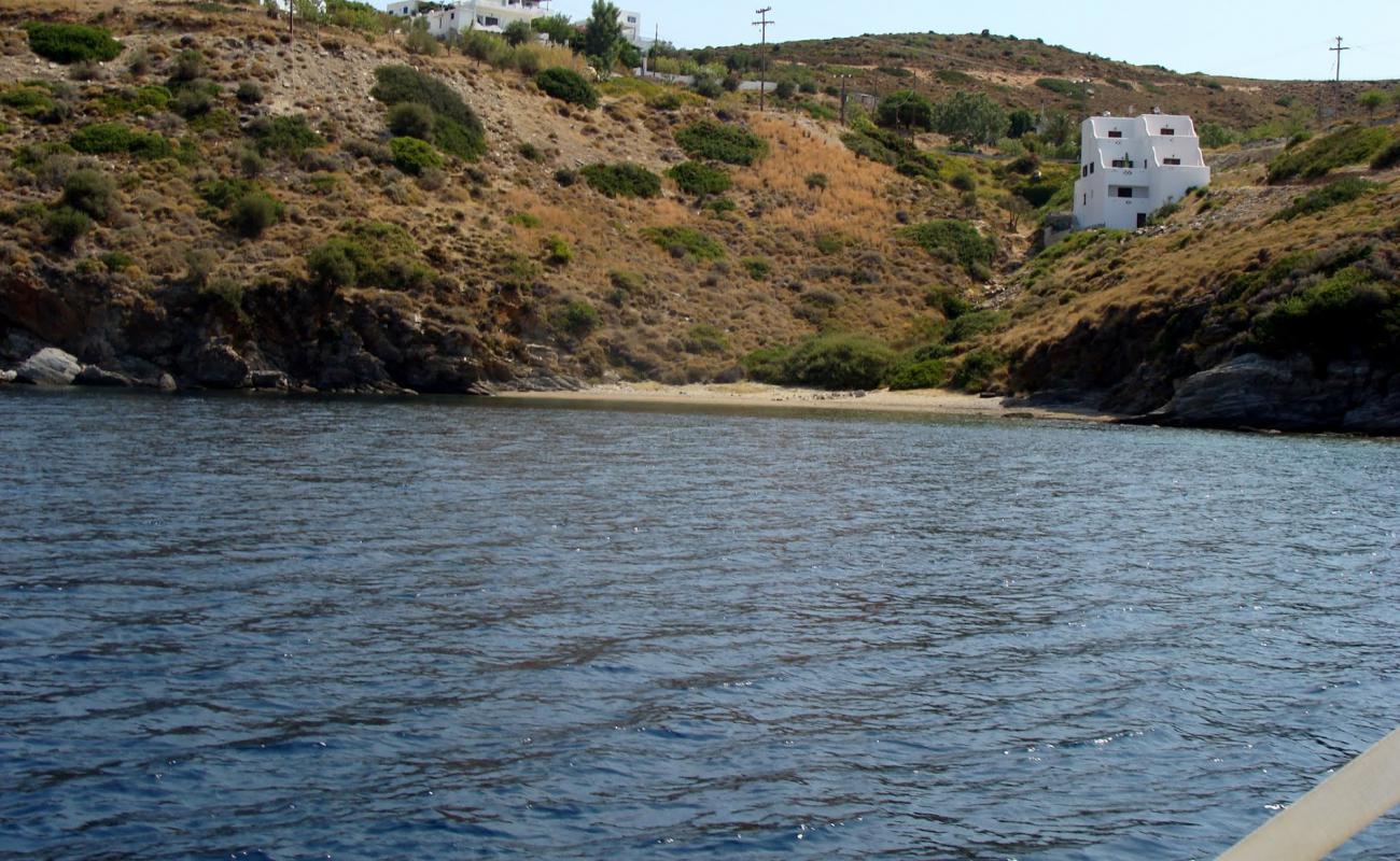 Paralia Linaria'in fotoğrafı bej kum ve çakıl yüzey ile