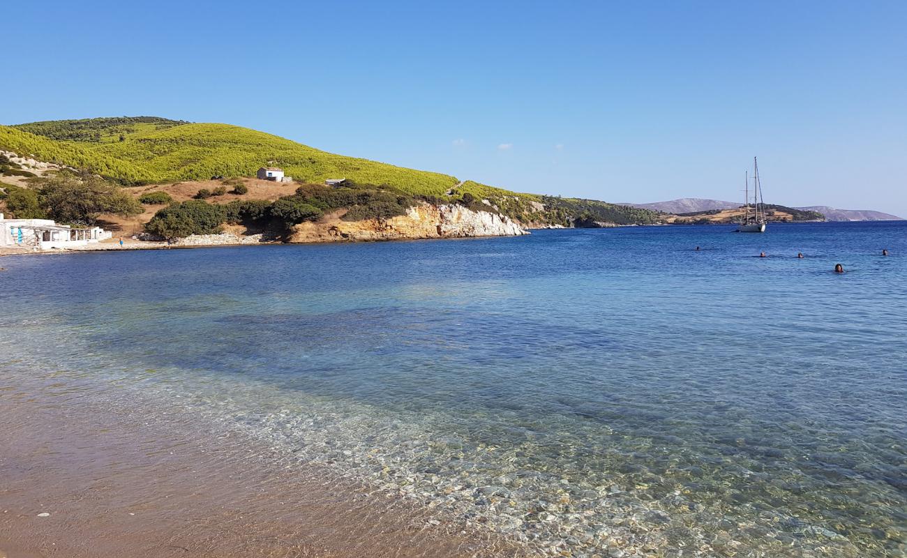 Agios Fokas beach'in fotoğrafı parlak kum ve kayalar yüzey ile