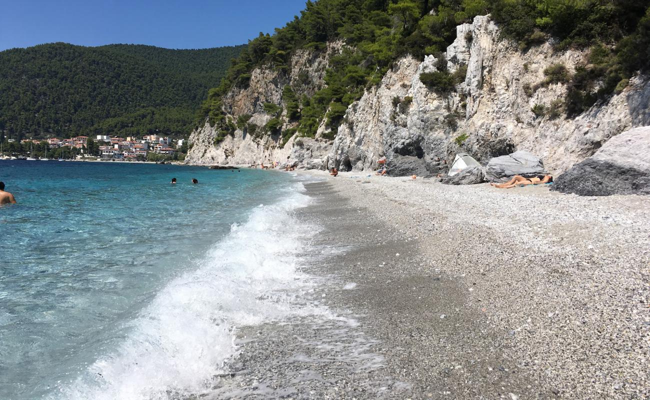 Hovolo beach'in fotoğrafı hafif ince çakıl taş yüzey ile