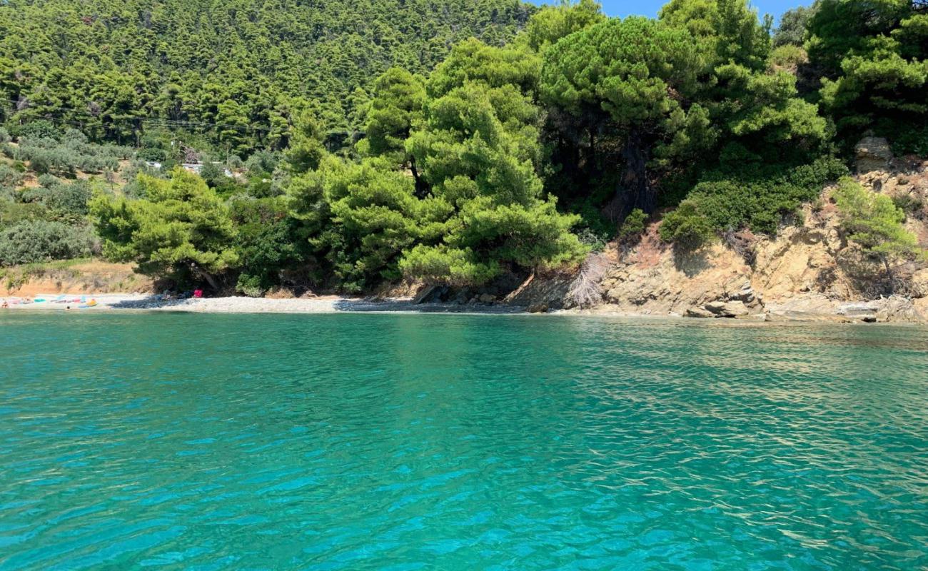 Karkatzuna beach'in fotoğrafı hafif ince çakıl taş yüzey ile