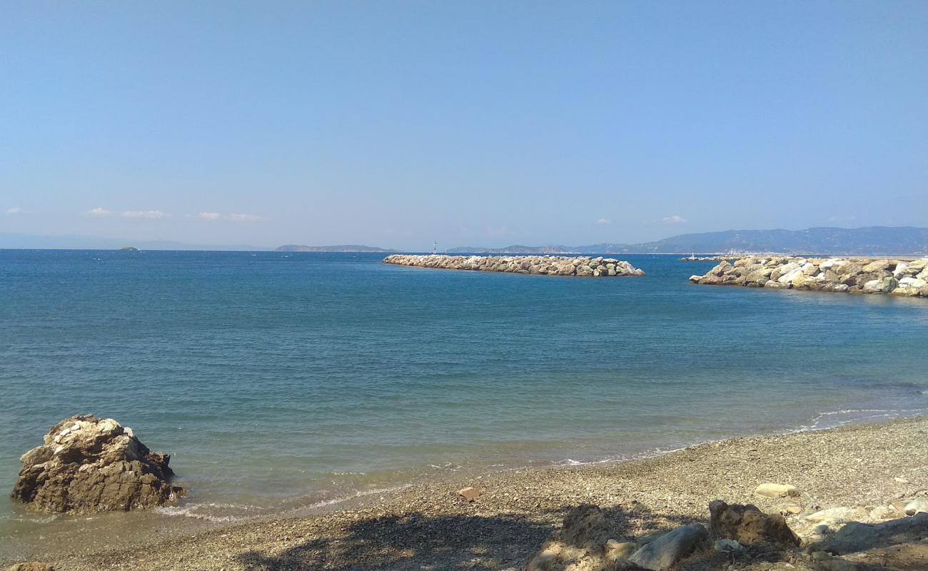 Katakalou beach'in fotoğrafı beyaz çakıl taş yüzey ile