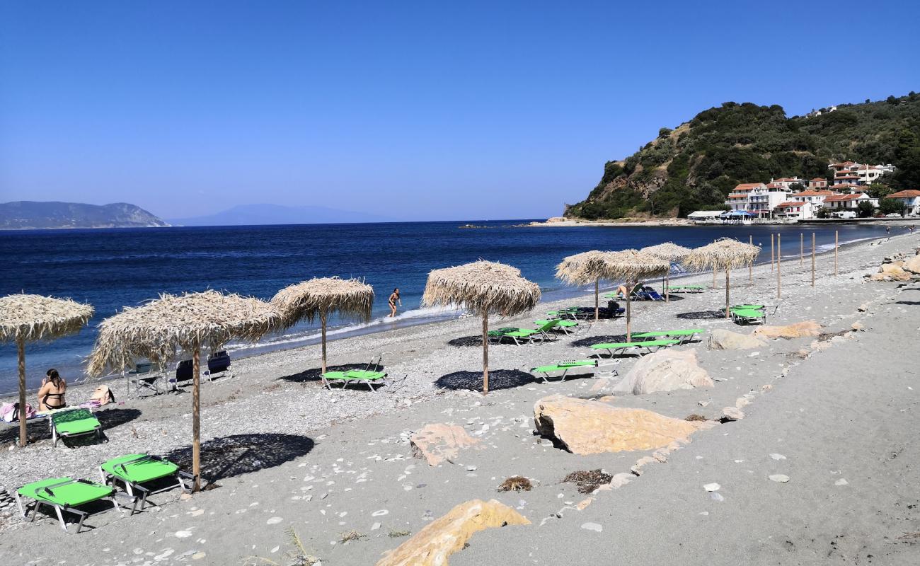 Loutraki beach'in fotoğrafı gri kum ve çakıl yüzey ile