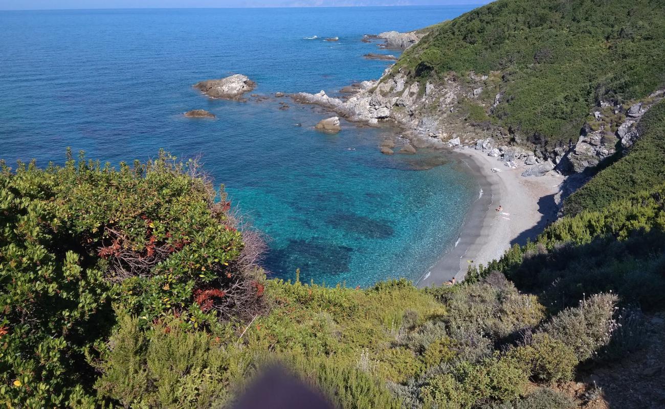 Aggeletou beach'in fotoğrafı hafif çakıl yüzey ile