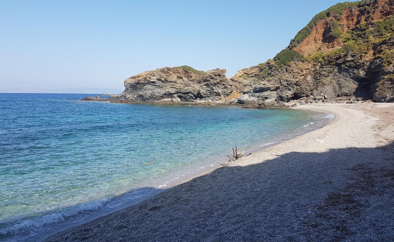 Paralia Pethameni'in fotoğrafı çakıl ile kum yüzey ile