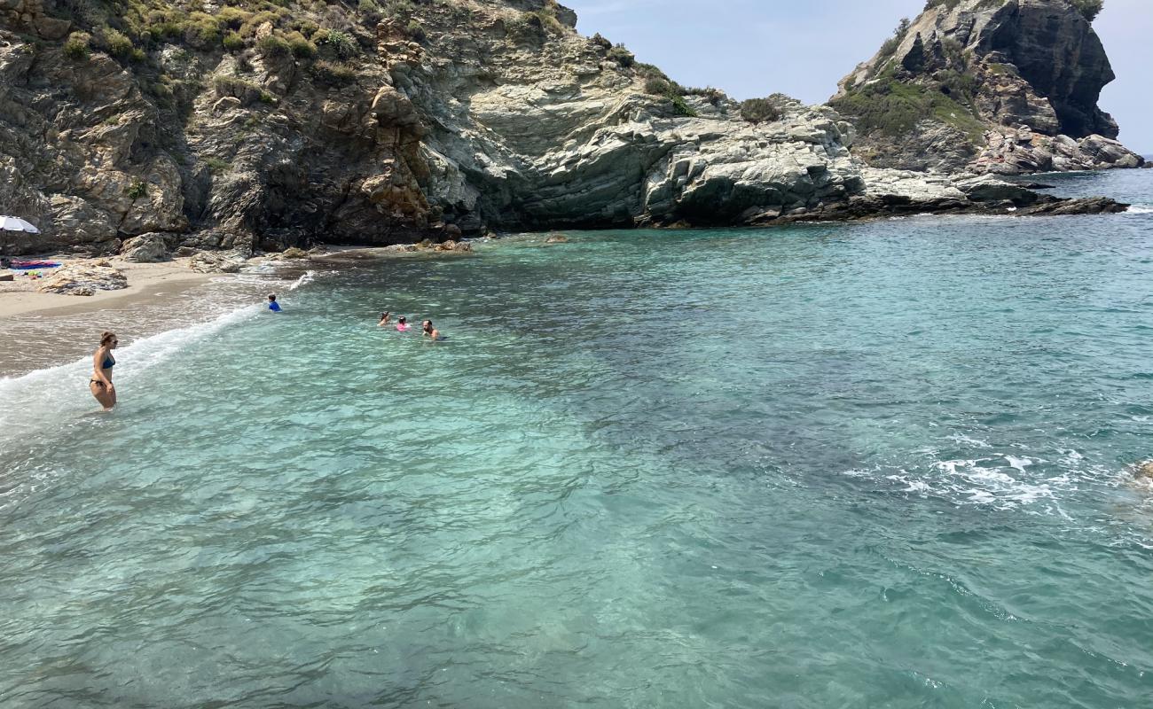 Agios Ioannis beach'in fotoğrafı çakıl ile kum yüzey ile