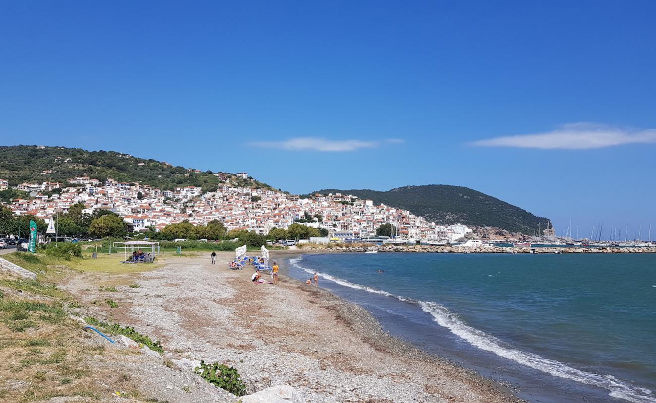 Skopelos Port beach'in fotoğrafı gri kum ve çakıllar yüzey ile