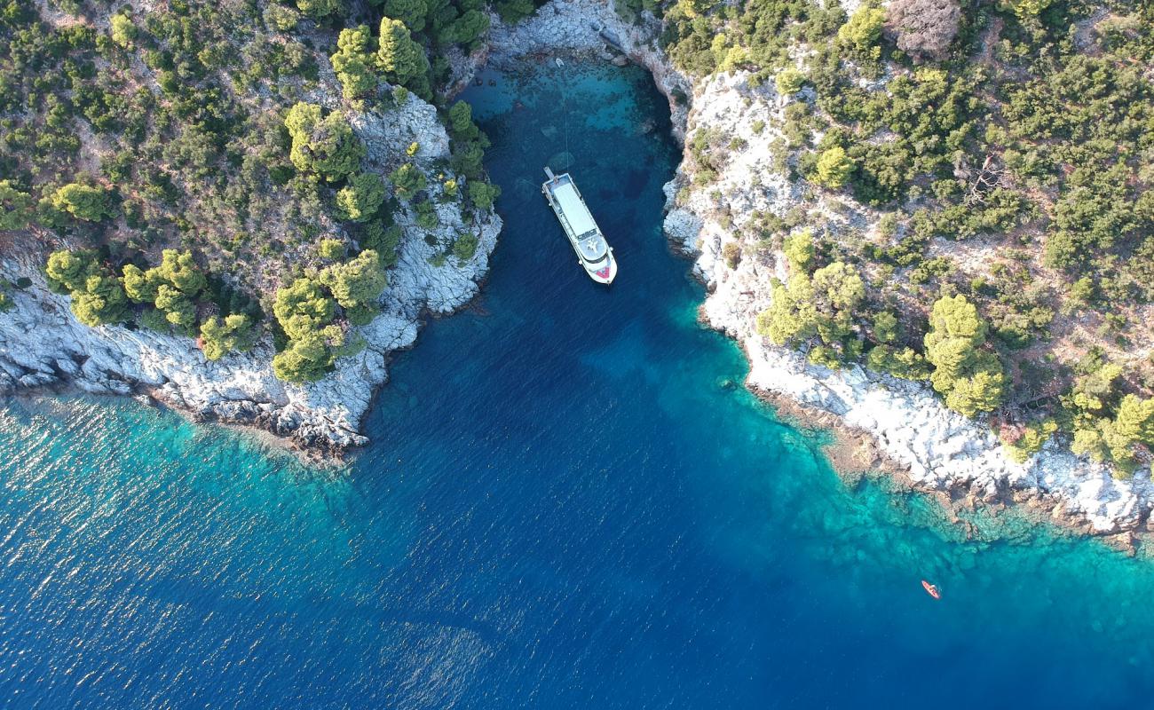 Drakontoschisma beach'in fotoğrafı taşlar yüzey ile