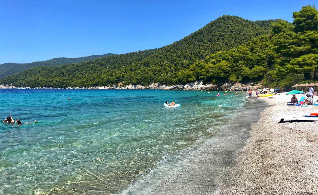 Milia beach'in fotoğrafı gri çakıl taşı yüzey ile