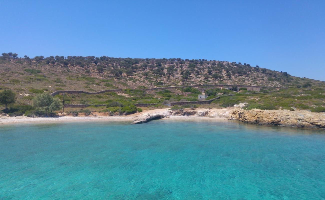 Tiganakia beach'in fotoğrafı küçük bej çakıl yüzey ile