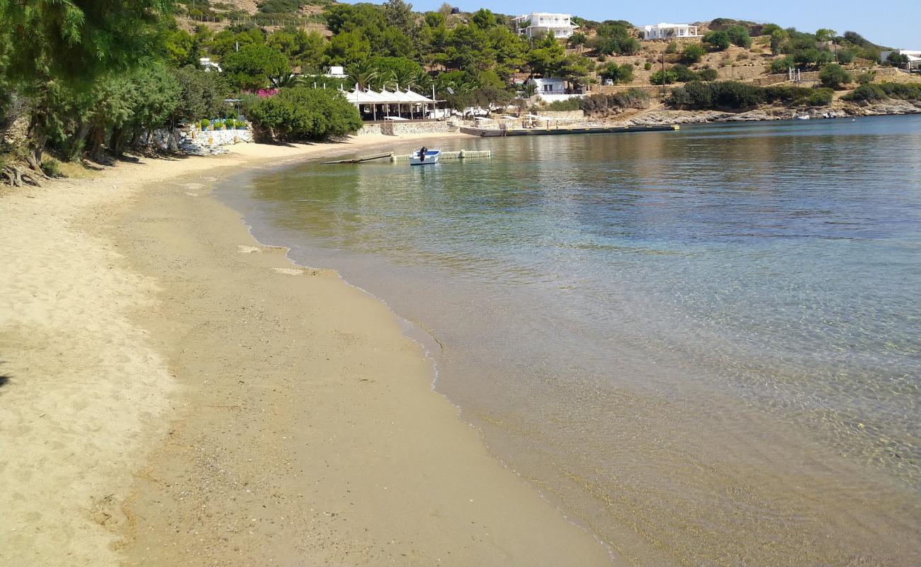 Marathos beach'in fotoğrafı parlak kum yüzey ile