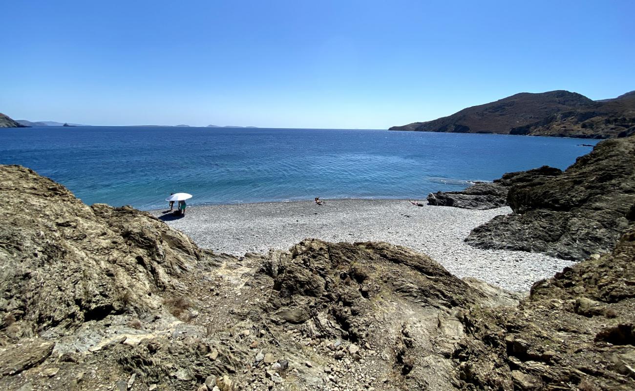 Tzanakia beach'in fotoğrafı hafif ince çakıl taş yüzey ile