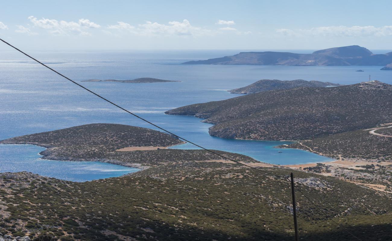 Paralia Vathi'in fotoğrafı gri kum ve çakıllar yüzey ile