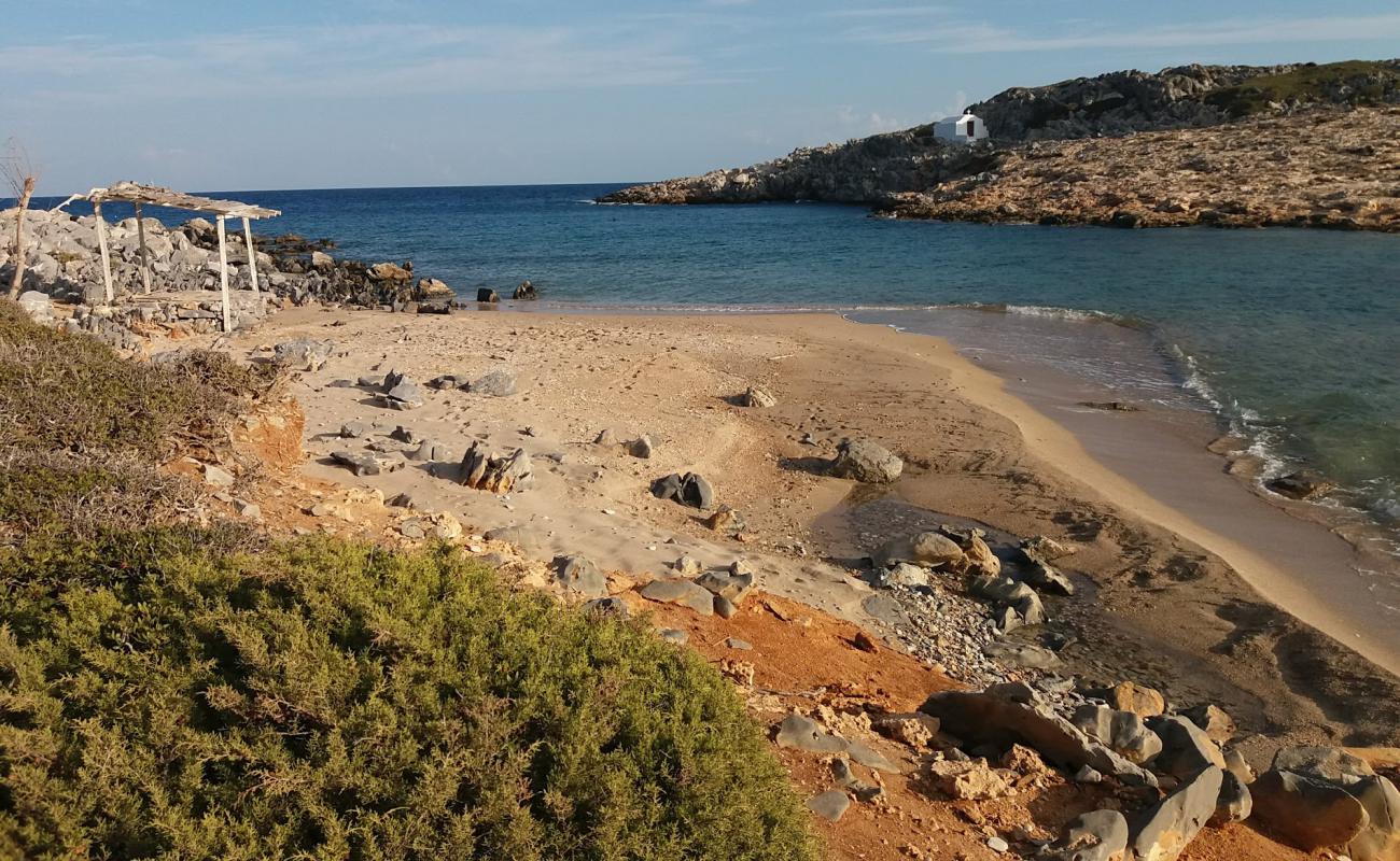 Agios Fokas III'in fotoğrafı taşlı kum yüzey ile