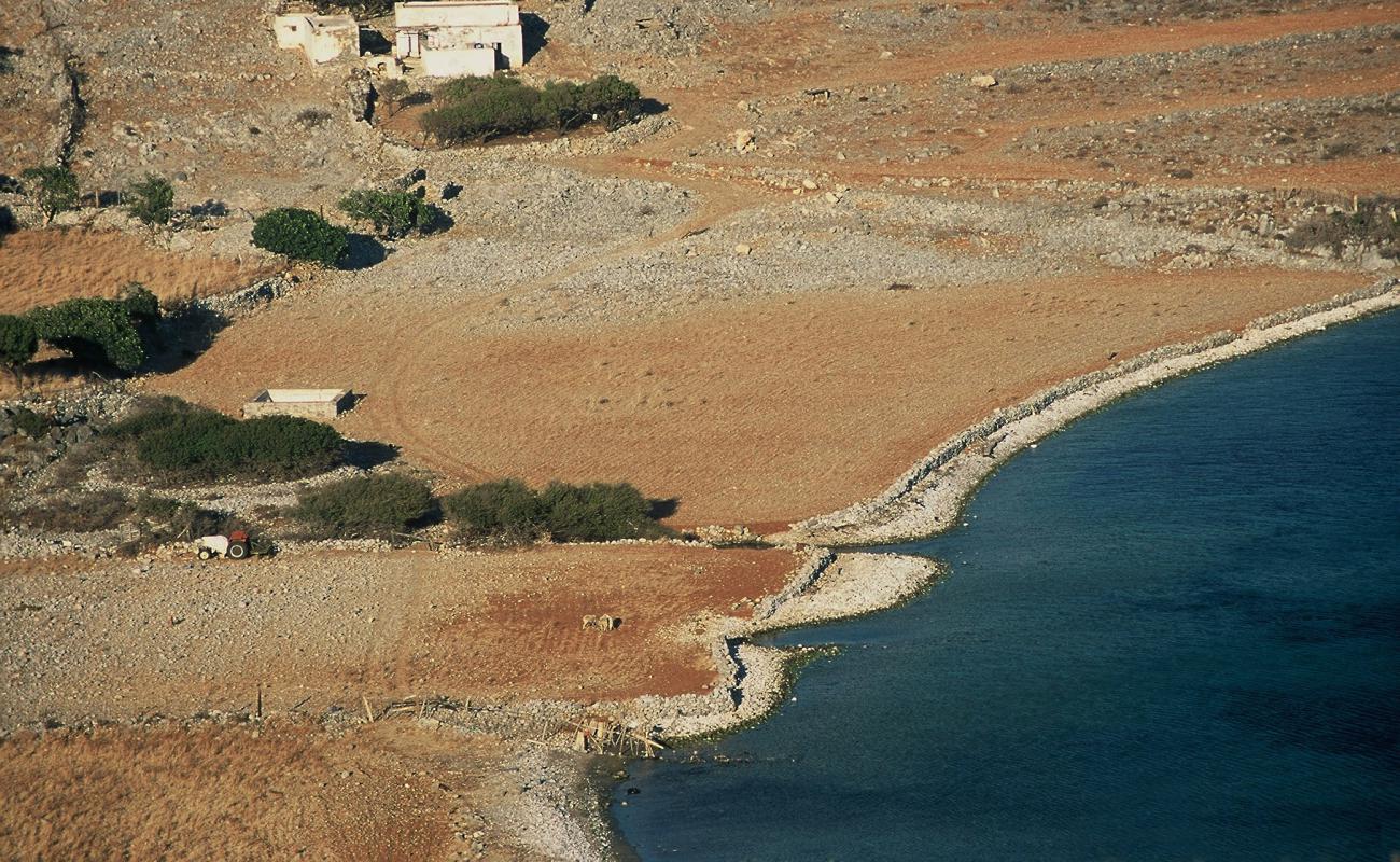 Vagia III'in fotoğrafı kahverengi çakıl yüzey ile