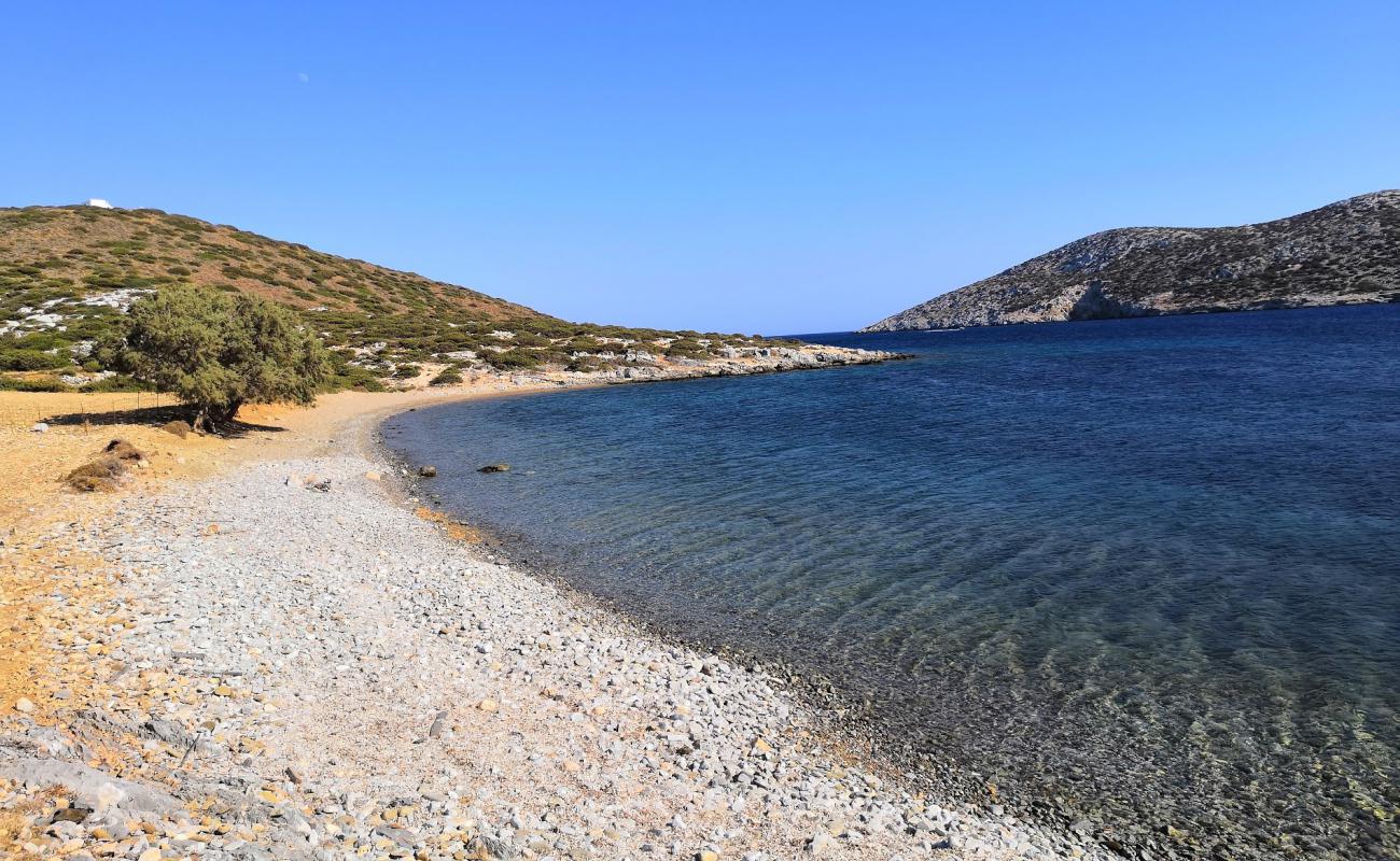 Analipsi III'in fotoğrafı kahverengi çakıl yüzey ile