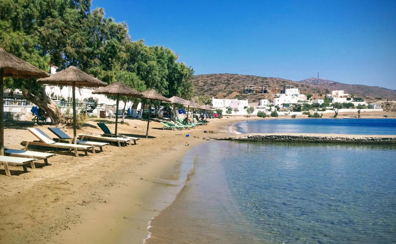 Schinoda Beach'in fotoğrafı kahverengi kum yüzey ile