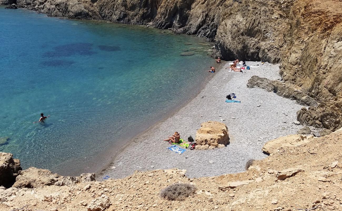 Plakes beach'in fotoğrafı küçük bej çakıl yüzey ile