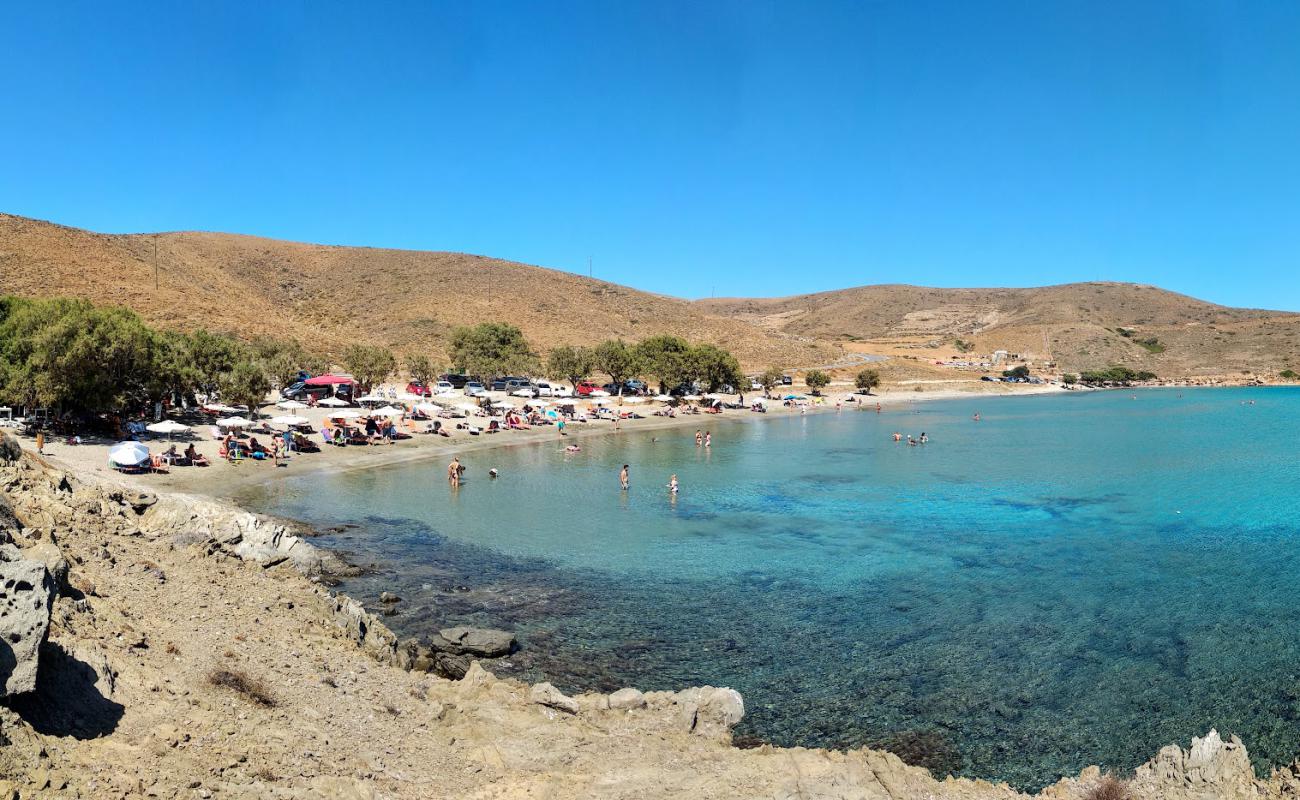 Paralia Steno'in fotoğrafı siyah kum ve çakıllar yüzey ile