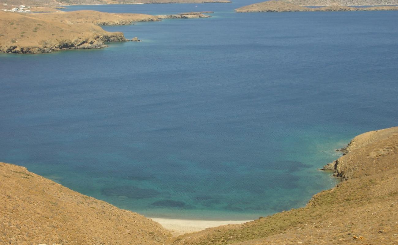 Mikro Steno beach II'in fotoğrafı küçük bej çakıl yüzey ile