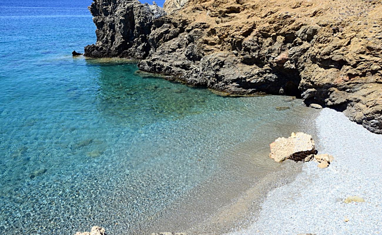 Votsalo beach'in fotoğrafı küçük gri çakıllar yüzey ile