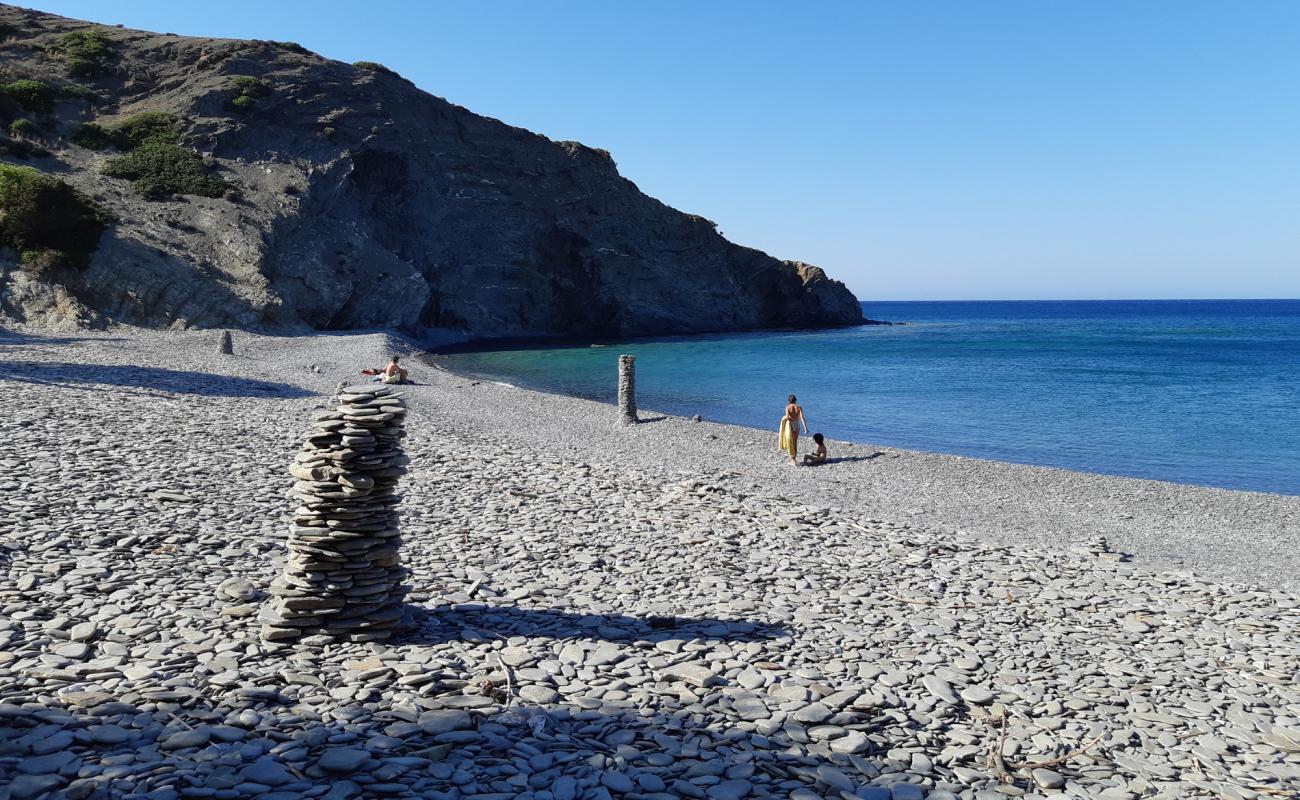 Papa Minas Beach'in fotoğrafı gri çakıl taşı yüzey ile