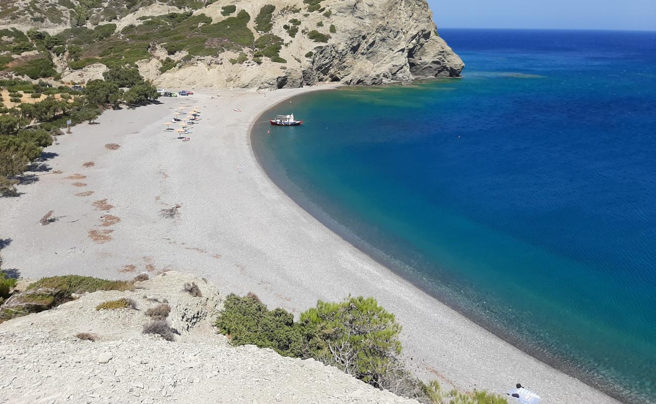 Paralia Agios Minas'in fotoğrafı gri çakıl taşı yüzey ile