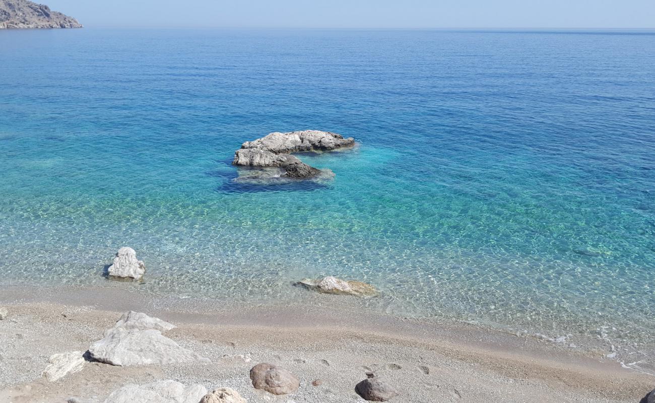 Evangeline beach'in fotoğrafı parlak kum ve kayalar yüzey ile