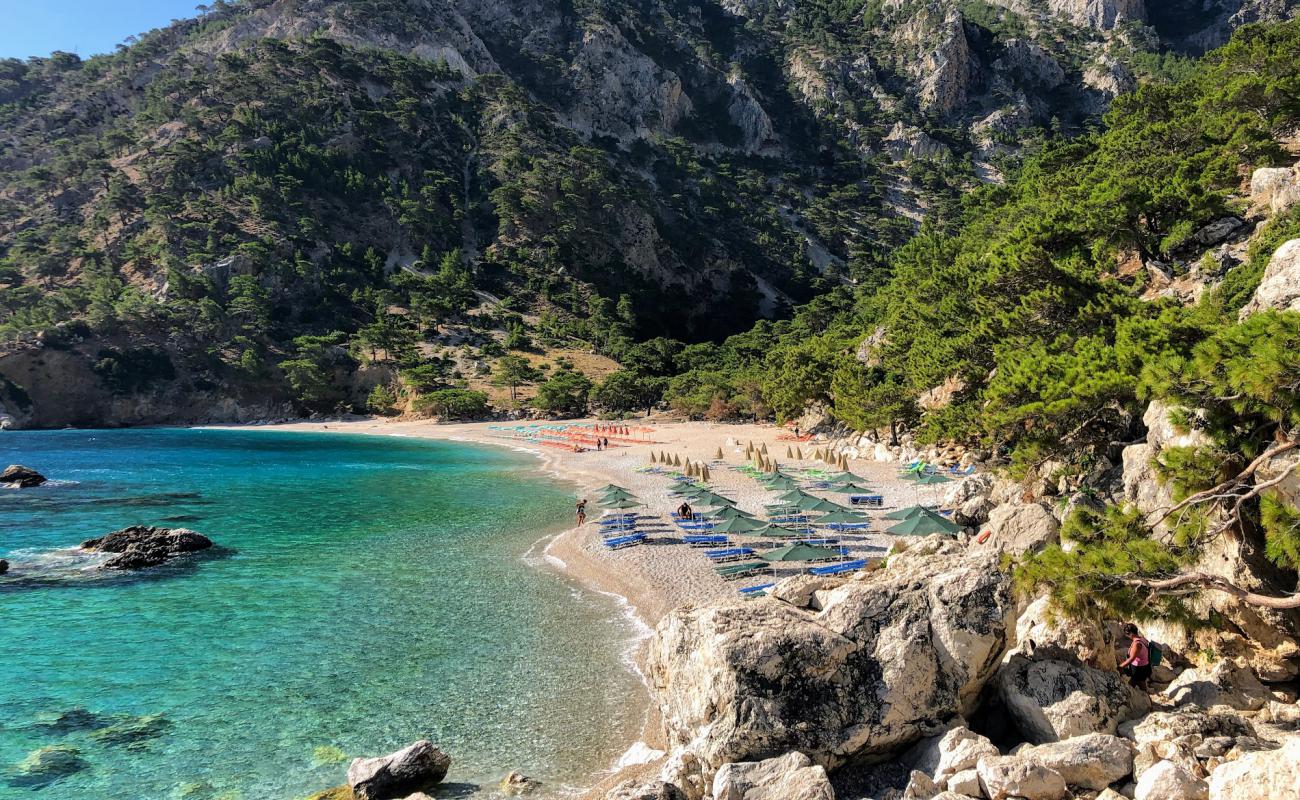 Apella Plajı'in fotoğrafı hafif ince çakıl taş yüzey ile