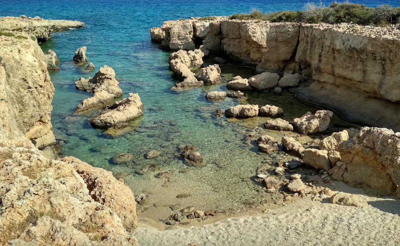 Pouliou beach'in fotoğrafı parlak kum ve kayalar yüzey ile