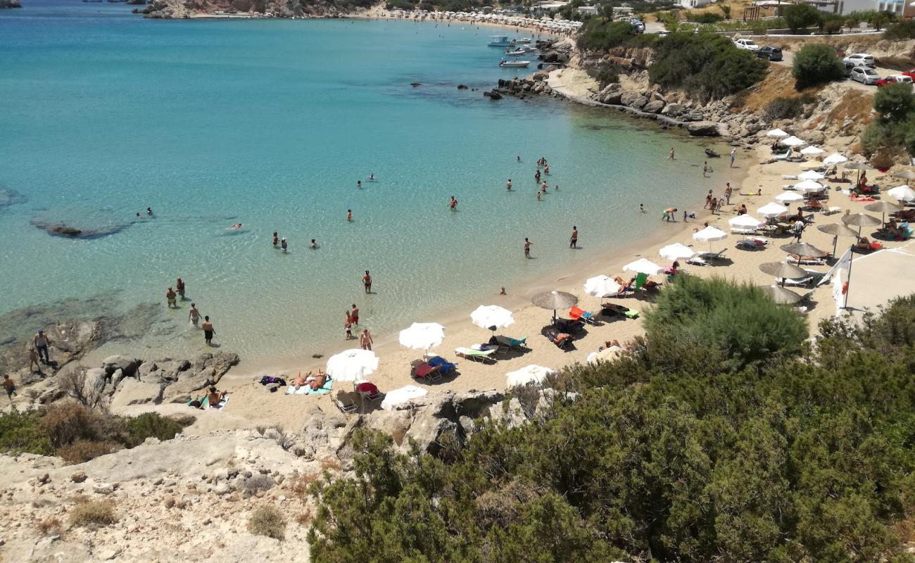 Little Amoopi beach'in fotoğrafı kahverengi kum yüzey ile