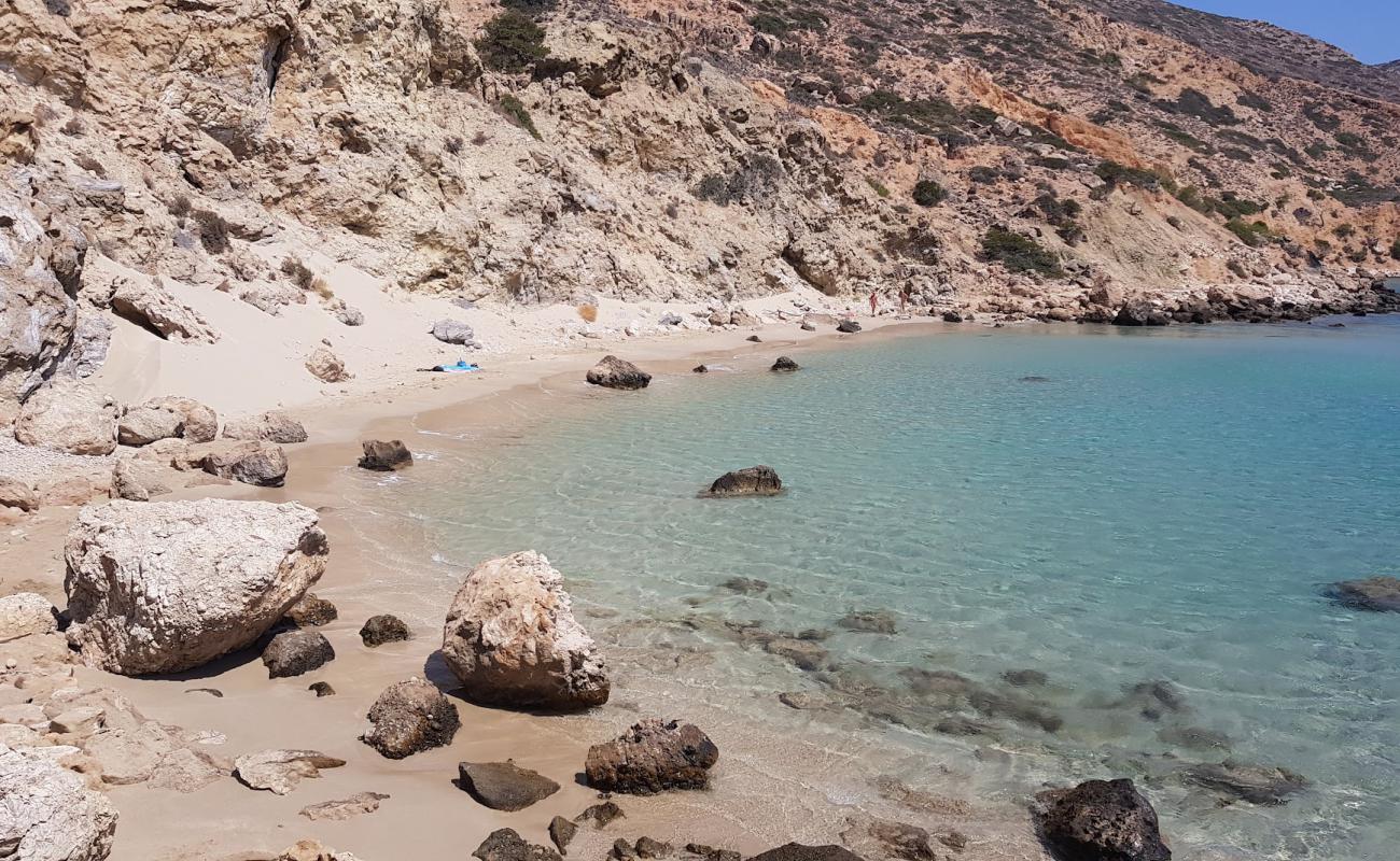 Tati beach'in fotoğrafı kahverengi kum yüzey ile