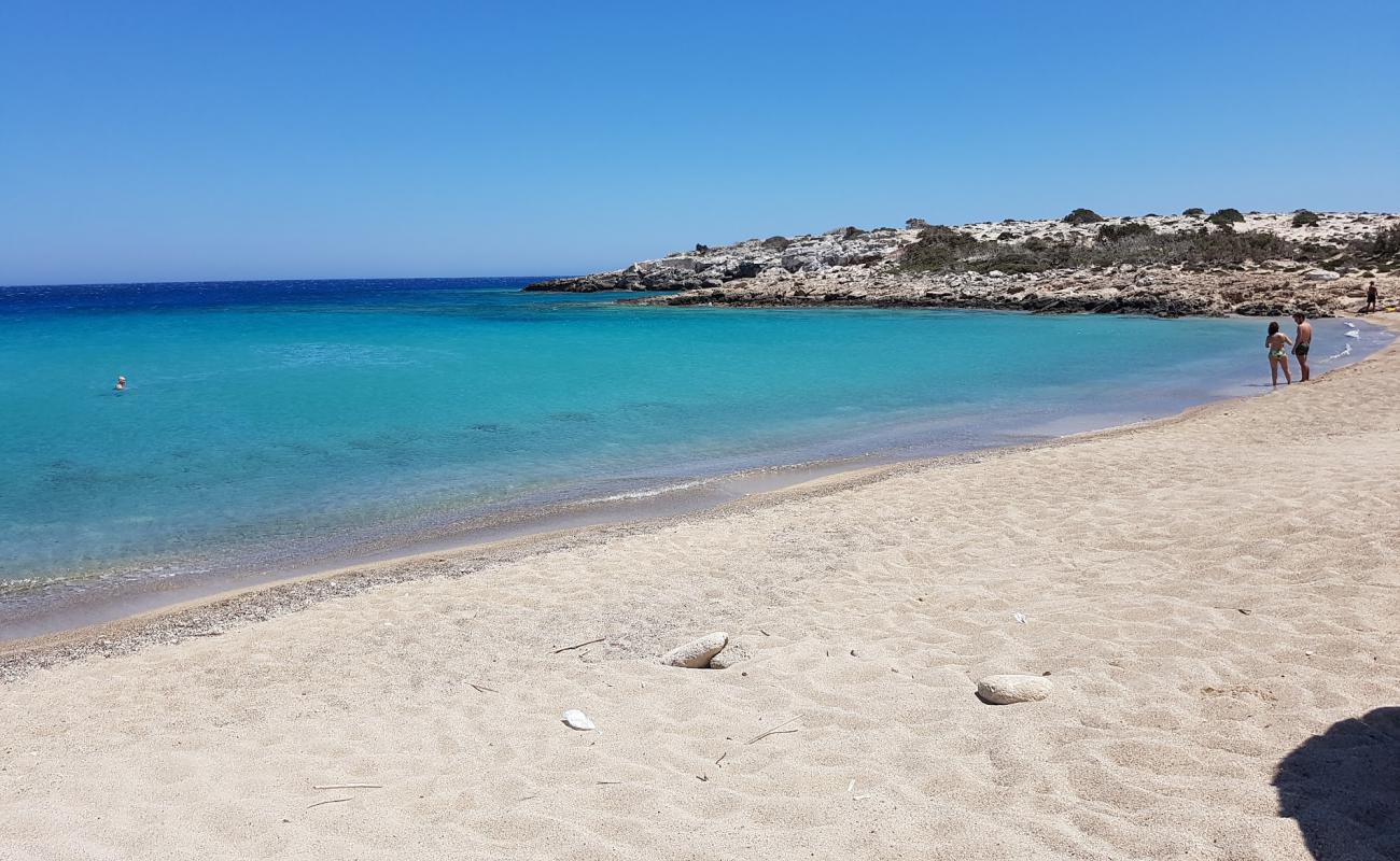 Paralia Vatha'in fotoğrafı kahverengi kum yüzey ile