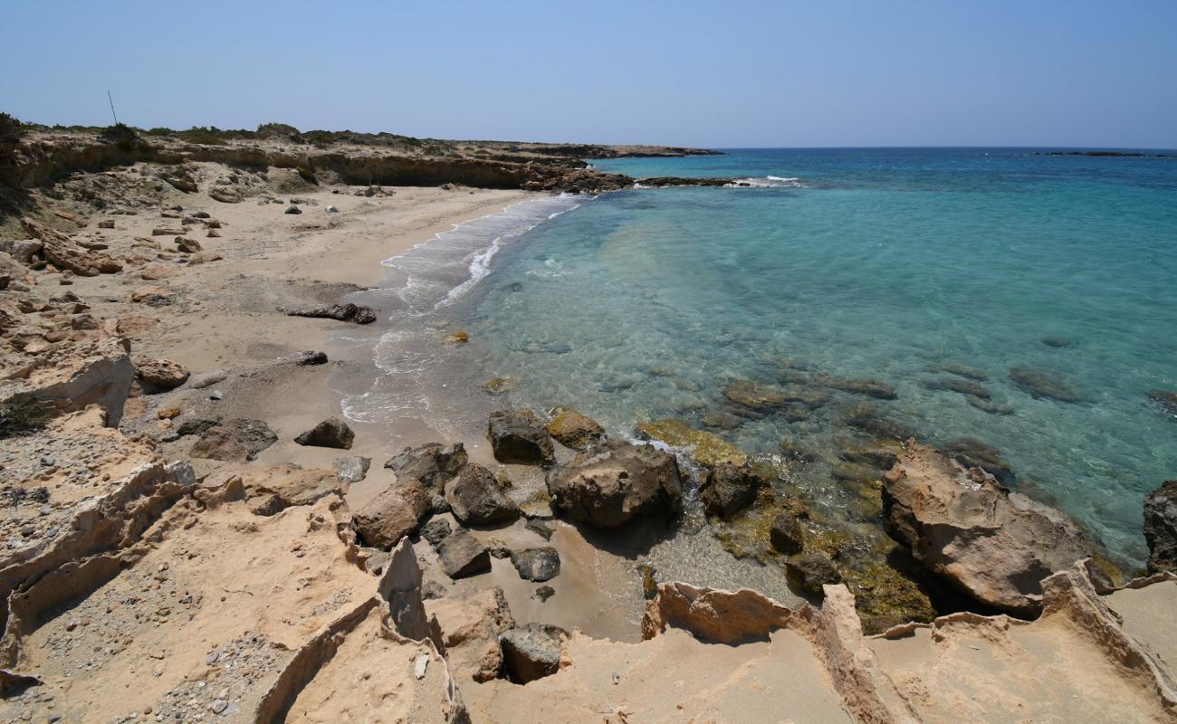 Pounta beach'in fotoğrafı kahverengi kum yüzey ile