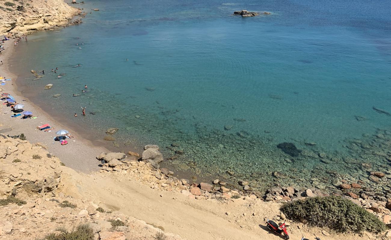 Paralia Agios Theodoros'in fotoğrafı siyah kum ve çakıllar yüzey ile