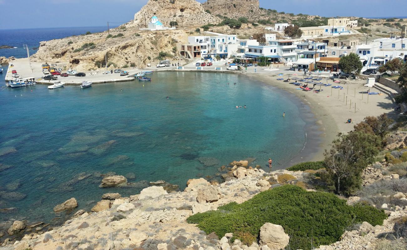 Finiki beach'in fotoğrafı kahverengi kum yüzey ile