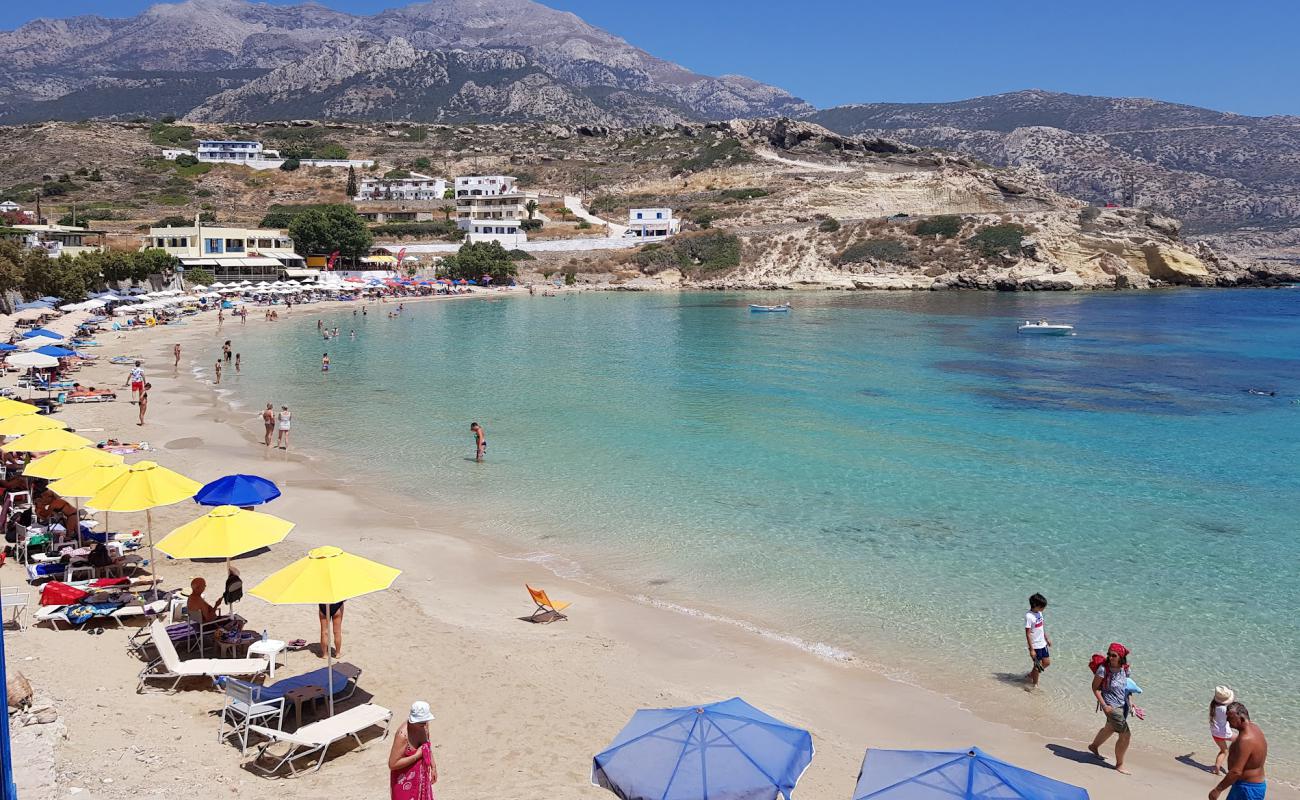 Paralia Lefkos'in fotoğrafı kahverengi kum yüzey ile