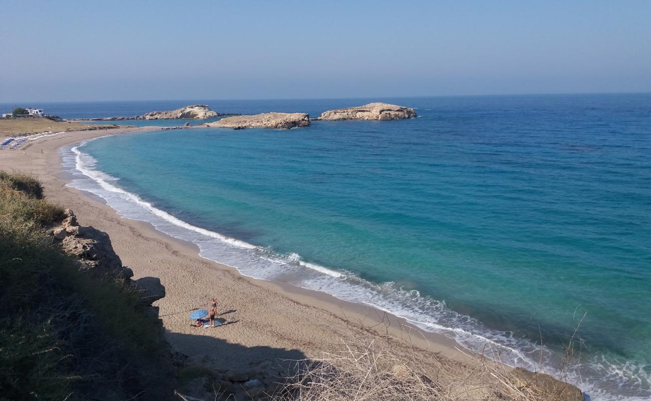 Paralia Lefkos II'in fotoğrafı kahverengi kum yüzey ile