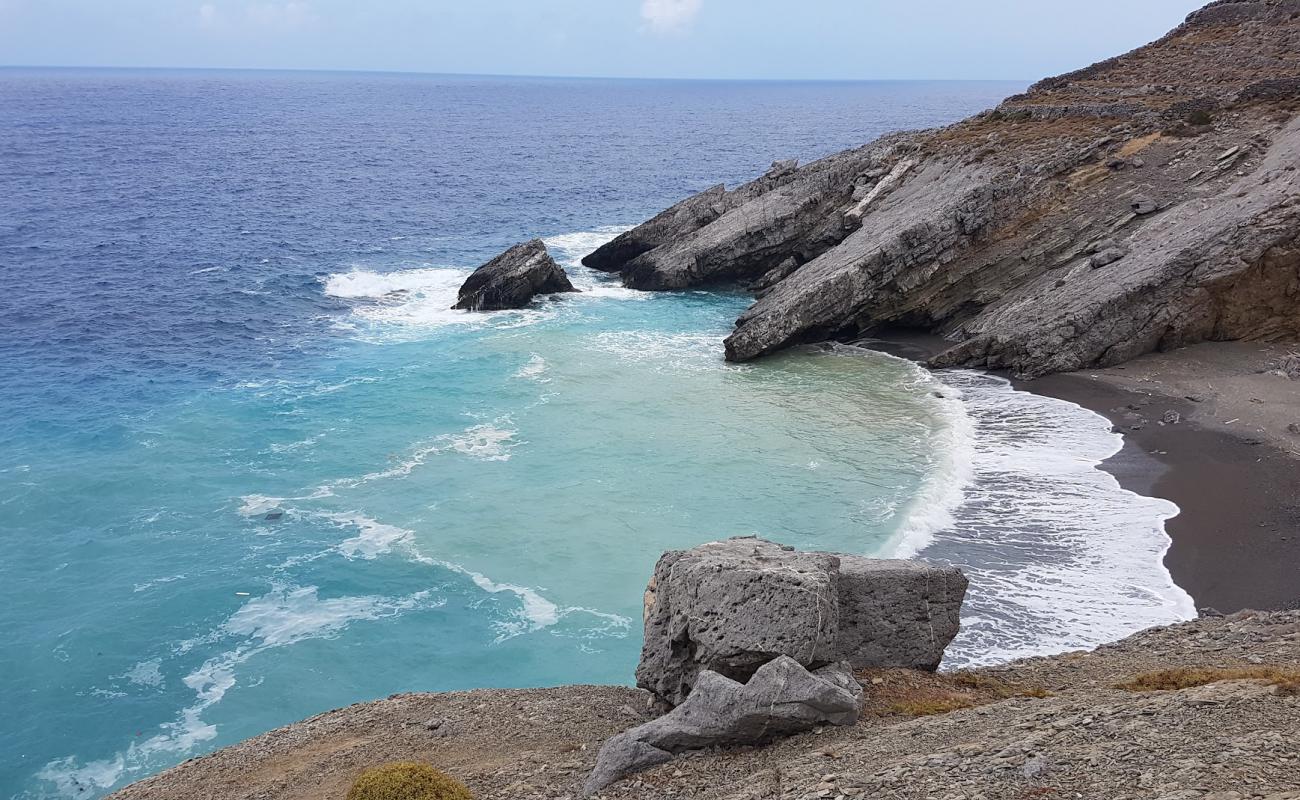 Paralia Fises'in fotoğrafı kahverengi kum yüzey ile