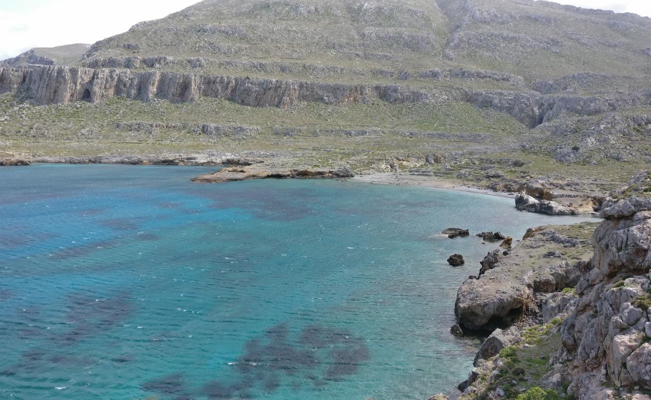 Avlona beach'in fotoğrafı taşlı kum yüzey ile