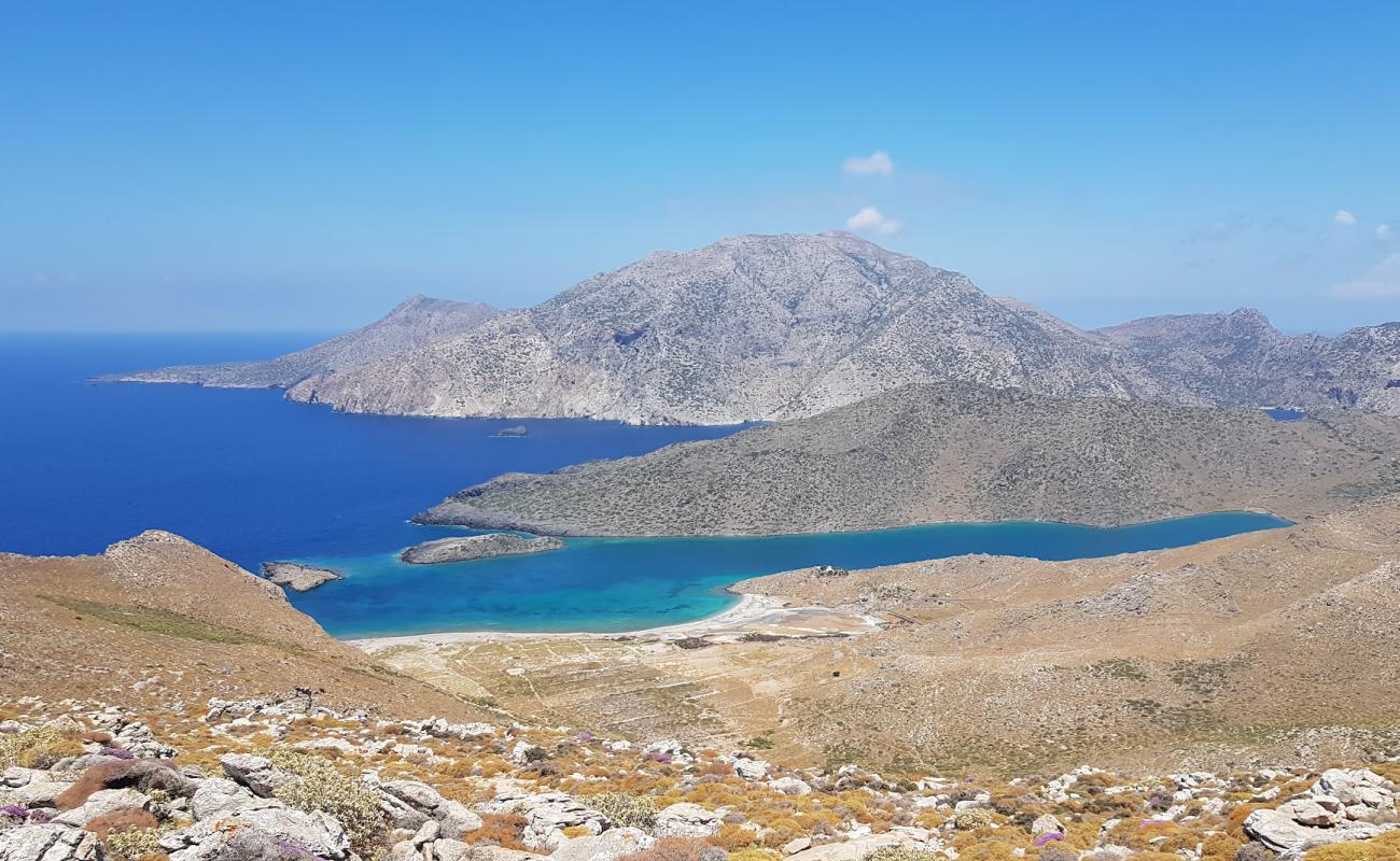 Tristomo beach'in fotoğrafı gri çakıl taşı yüzey ile