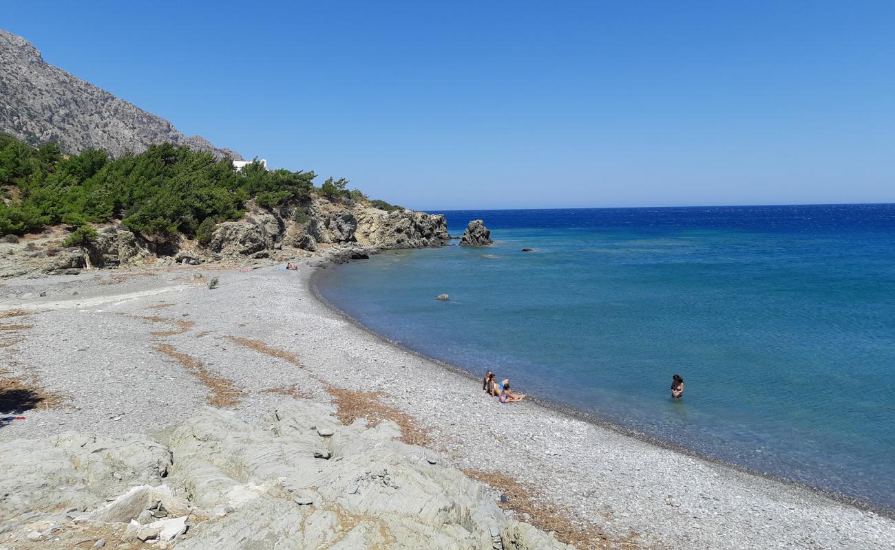 Vananta beach'in fotoğrafı gri çakıl taşı yüzey ile