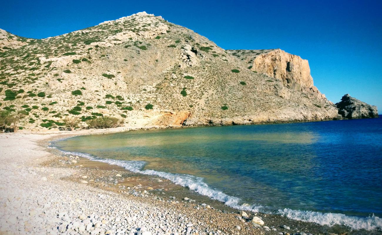 Helatros Beach Kasos Greece'in fotoğrafı bej kum ve çakıl yüzey ile