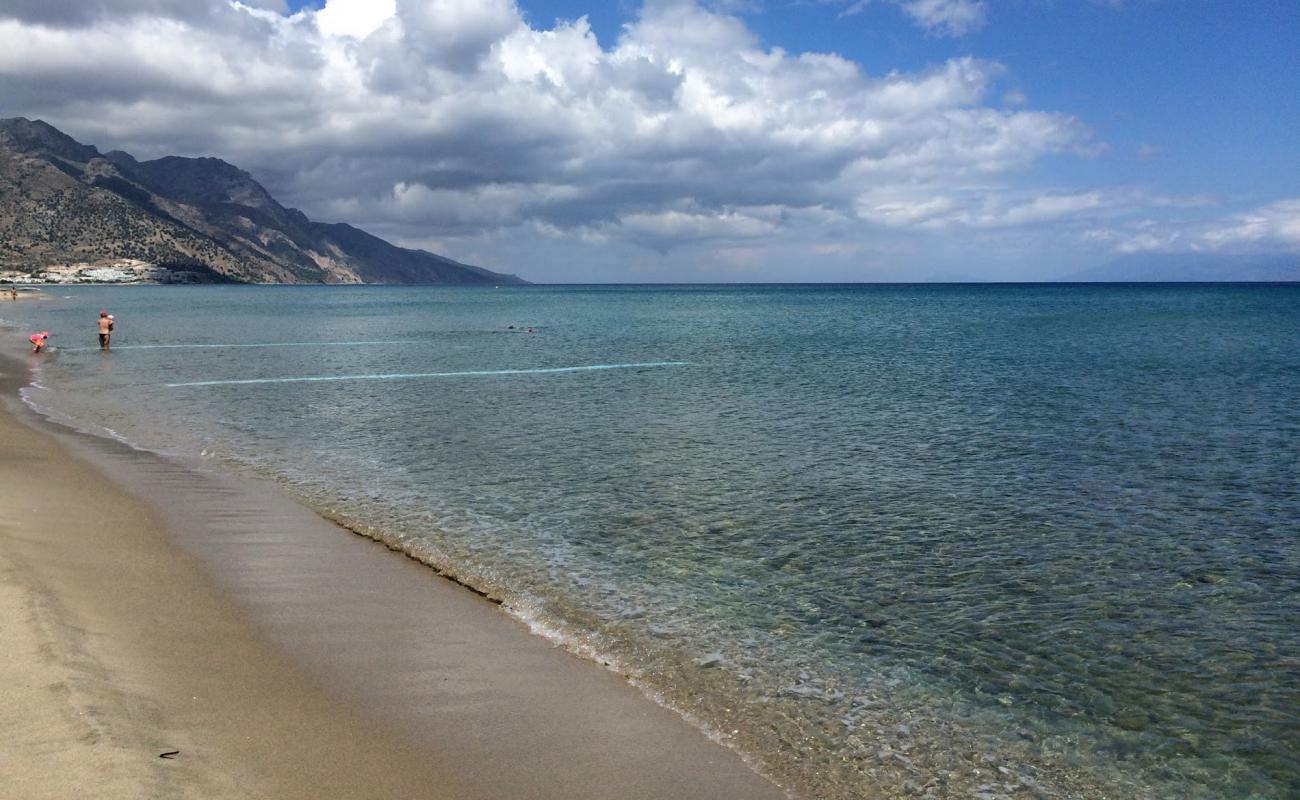 Banana Beach'in fotoğrafı bej kum ve çakıl yüzey ile