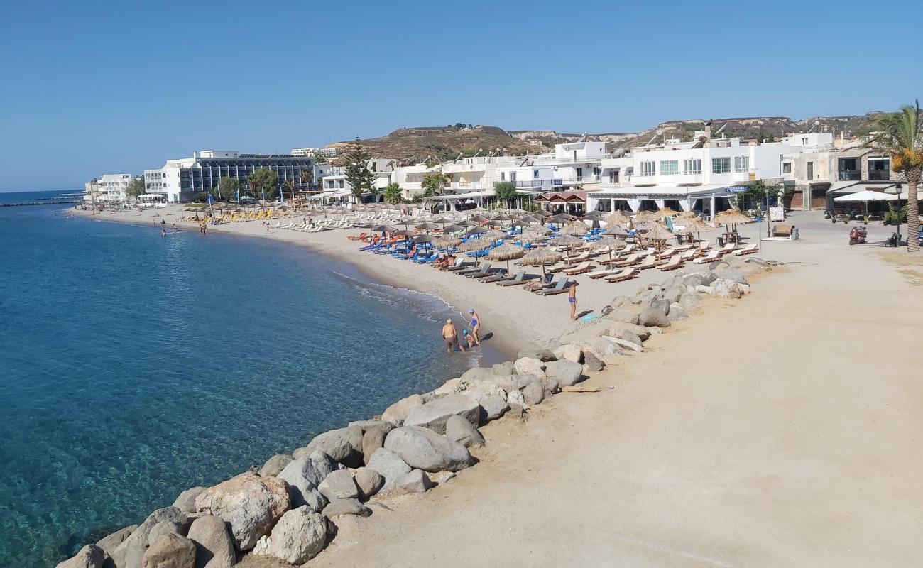 Paralia Kardamena'in fotoğrafı açık bej kum yüzey ile