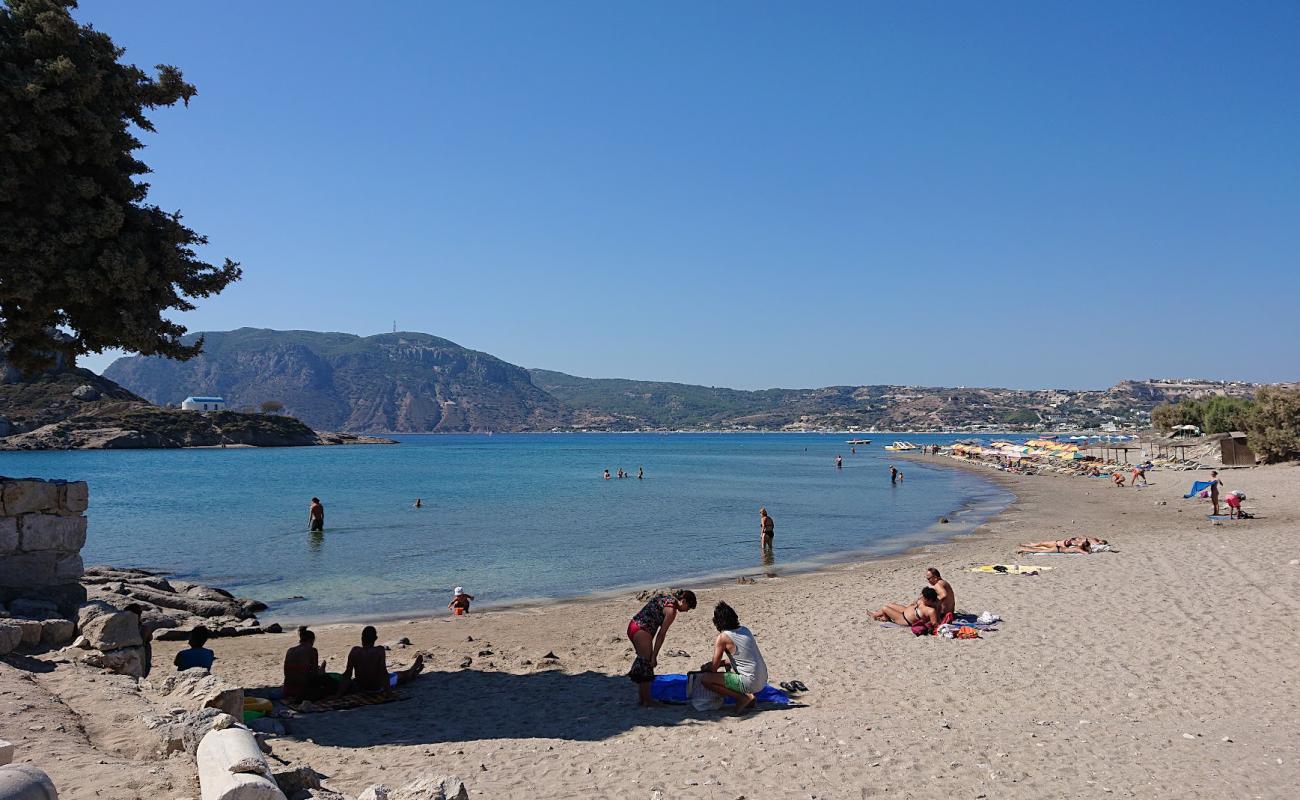 Agios Stefanos'in fotoğrafı çakıl ile kum yüzey ile