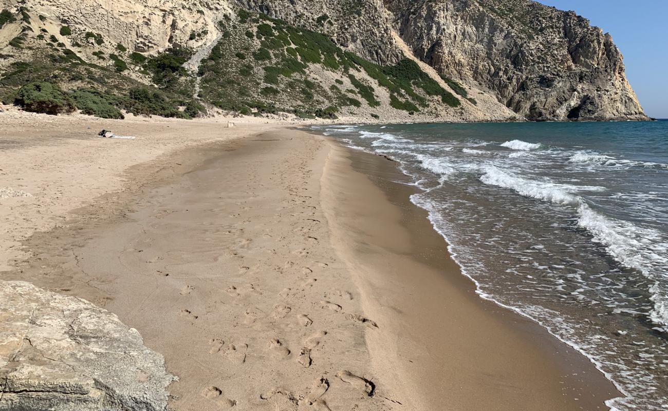 Mystic beach'in fotoğrafı açık bej kum yüzey ile