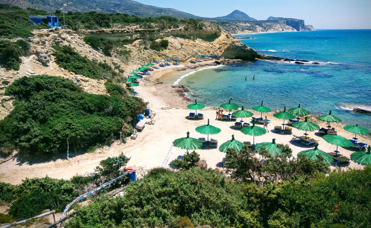 Tripiti beach'in fotoğrafı taşlı kum yüzey ile